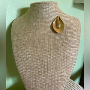Exquisite vintage PIM Piscitelli Calla lily gold brooch